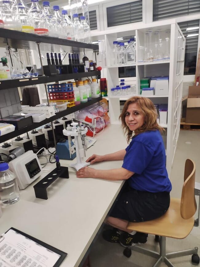 Janeth Chavez Zambrano sitting in a laboratory